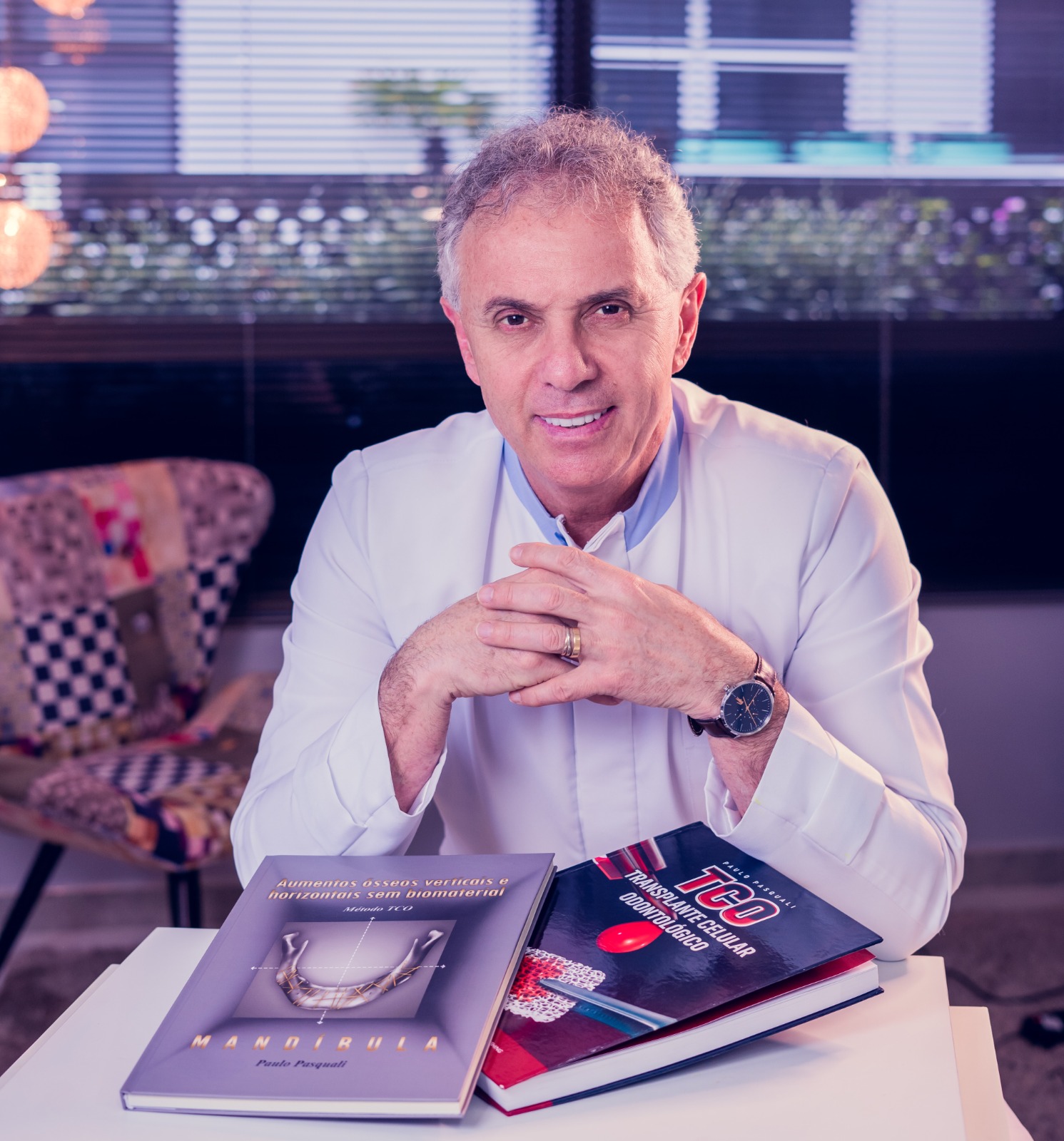 Dr. Paulo Pasquali operando com seus livros
